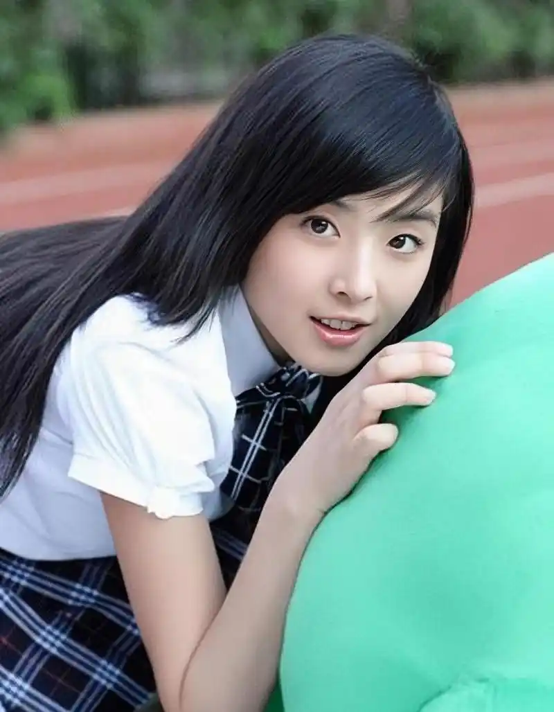 靠清纯可爱的形象出道,当年的张含韵人气和国民度还要更高,16岁凭借一