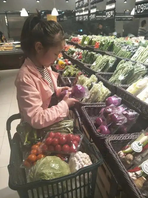 今天,爸爸妈妈带着我去超市买菜.