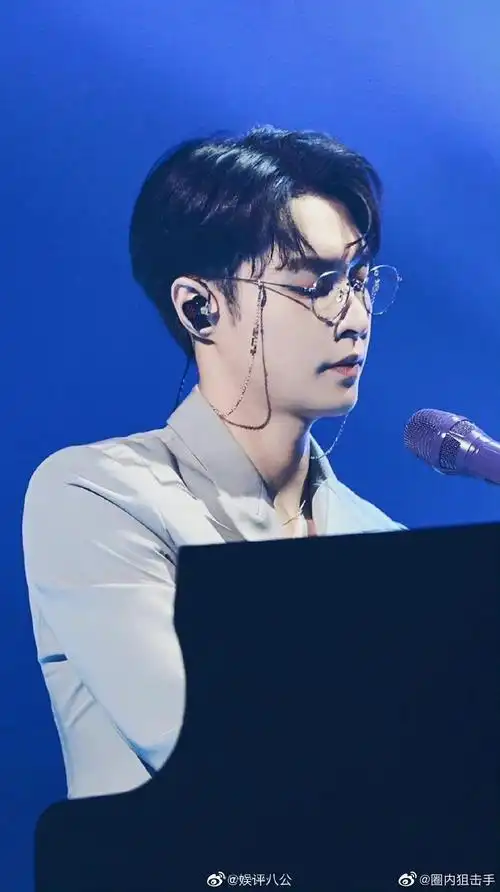 张艺兴戴眼镜的样子妥妥的文艺少年太帅了