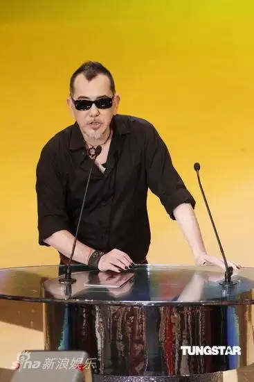 图文香港金像奖现场黄秋生墨镜亮相