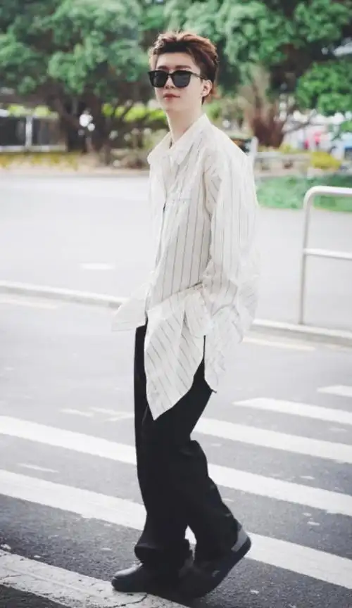 范丞丞夏季刊封面曝光金色瓜子头造型别致造型大胆个性