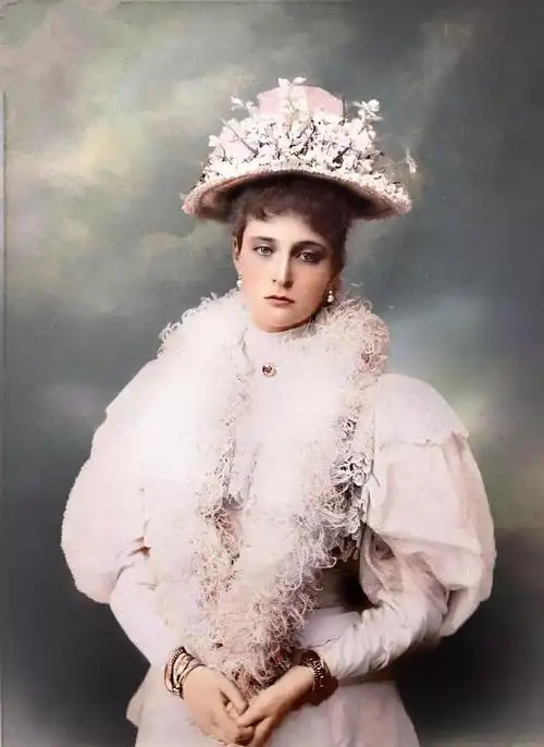 老照片:19世纪的欧洲名媛,身着礼服,长相十分美艳!
