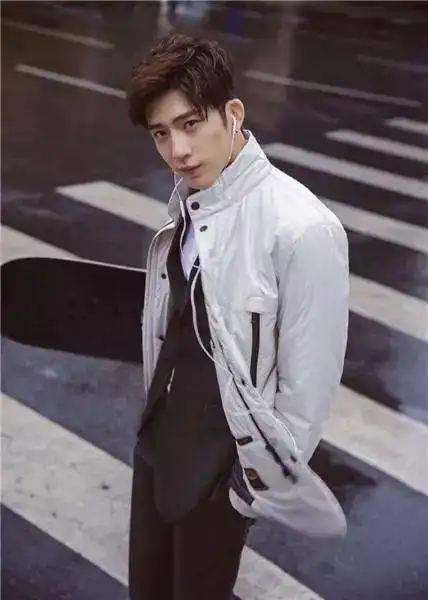 井柏然回归微博?周冬雨,窦骁关系好?小生和整容导演关系不一般