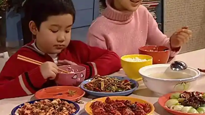家有儿女:难怪小雨胖,这晚餐也太豪华了吧,这是什么家庭啊!