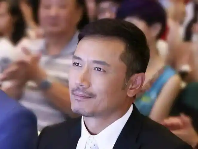 原创苗侨伟近照62岁似年轻小伙比大3岁的周润发同框像2代人