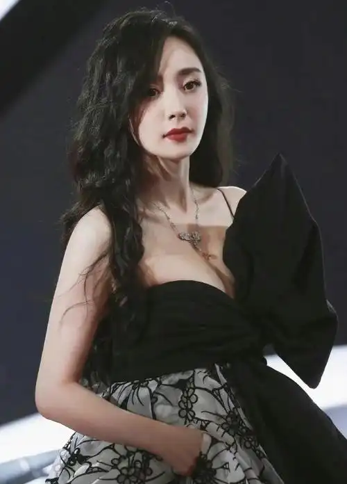 杨幂 好大的蝴蝶结|杨幂_新浪新闻