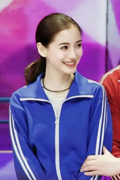 快乐大本营的可爱宝宝  @angelababy