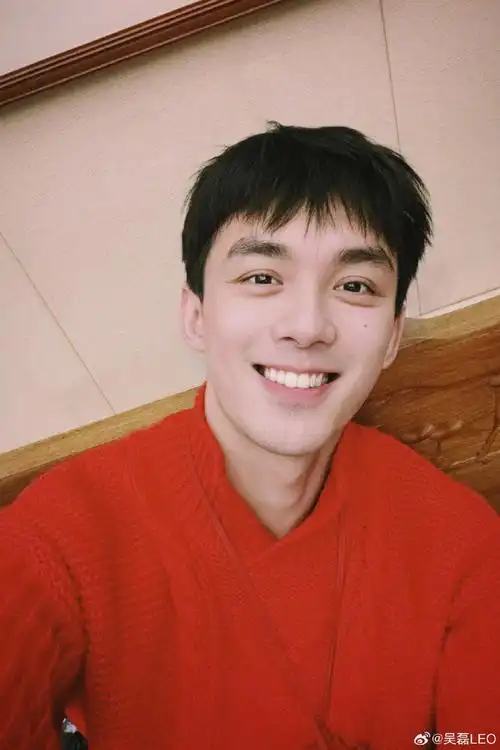吴磊红毛衣自拍#吴磊红毛衣自拍96用一些红红火火的颜色迎接春天一