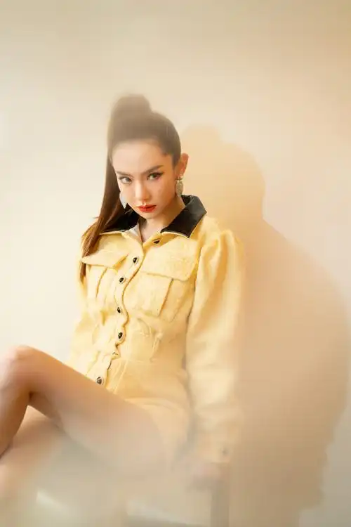 简介:戚薇高马尾性感酷飒写真图片,分享一组戚薇图片给大家,图中的