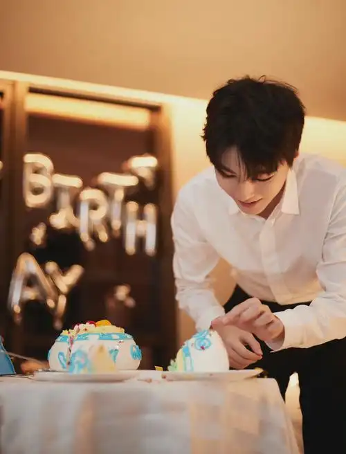 王俊凯生日照片,双手合十许愿的小凯好可爱呐……__财经头条