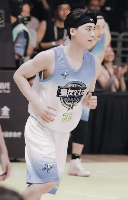 李易峰打篮球照流出肌肉线条男友臂让人尖叫咬衣服撩到犯规