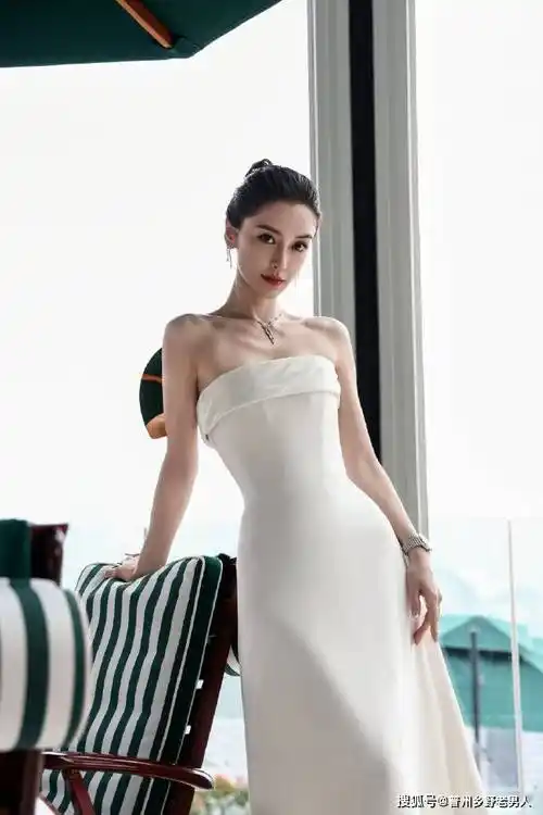 杨颖白色高定裙下的优雅气质_造型_事业_实力