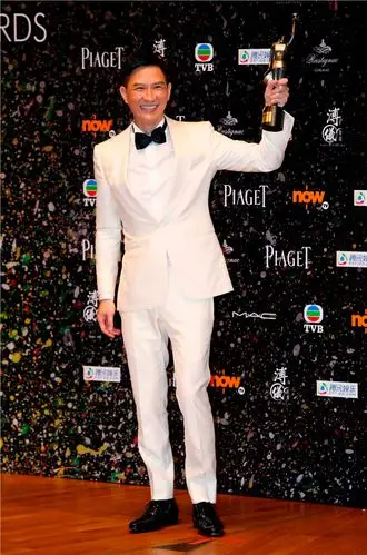 张家辉穿ermenegildozegna杰尼亚礼服夺得影帝