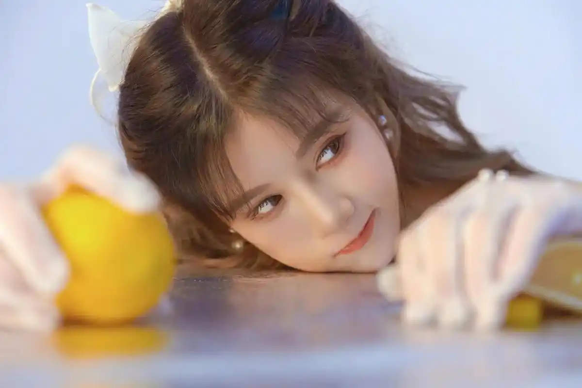 一起来看看段艺璇的公主风写真.纯白色的裙装,可爱的蝴蝶结