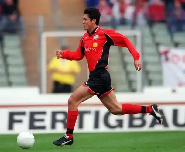 众所周知,球员阶段的杨晨指导一直是puma king系列足球鞋的忠实拥趸