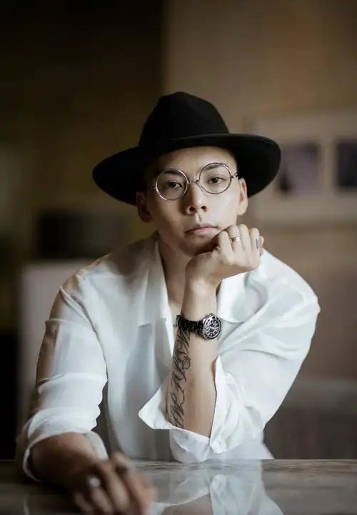陈伟霆单边链条眼镜帅气图片写真