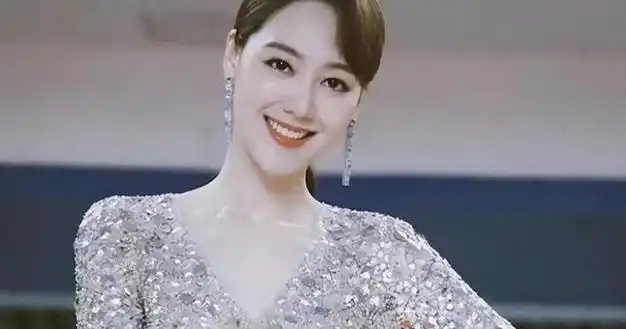 主持人王冠被央视开除尼格买提出轨被曝光两人互动被嘲讽暧昧