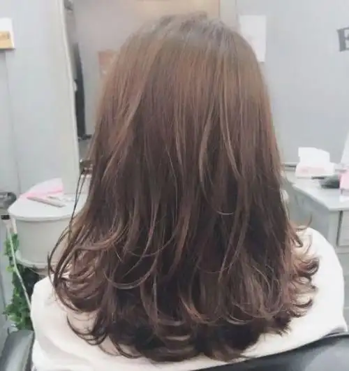 半头卷烫发款式图女士减龄烫发首选半头卷烫发发型