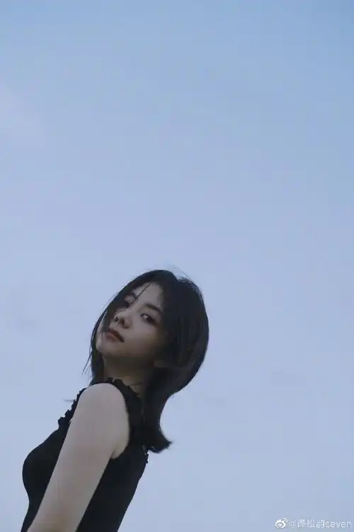 谭松韵海边胶片风大片