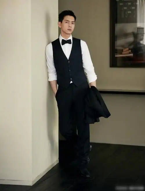 李现出席品牌活动造型经典黑色西装搭配白色衬衫帅气又绅士