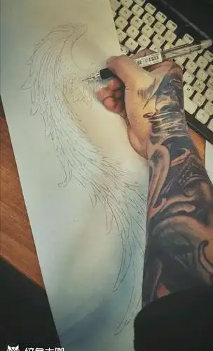 翅膀满背纹身