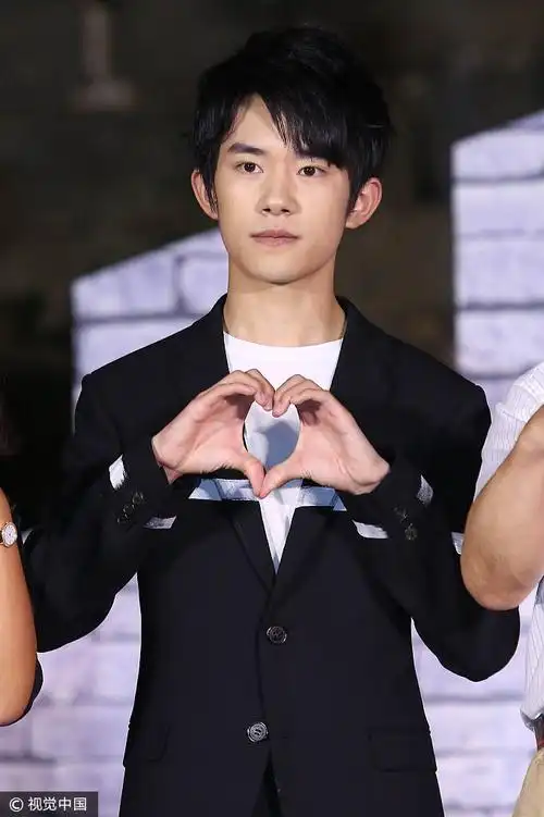 易烊千玺参加保护长城公益活动 小哥哥竖拇指比心帅气值爆表