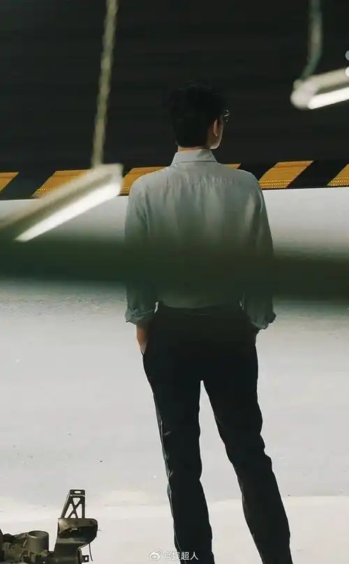 胡先煦的背看起来好可靠##我承认我馋胡先煦的背了