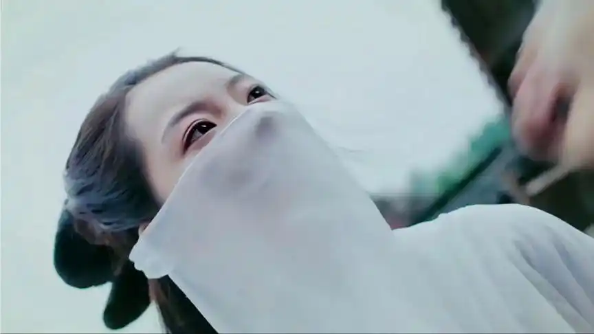 古装蒙面女侠打戏,白衣胜雪,气质出尘,被剑客高手打伤落荒而逃-影视综