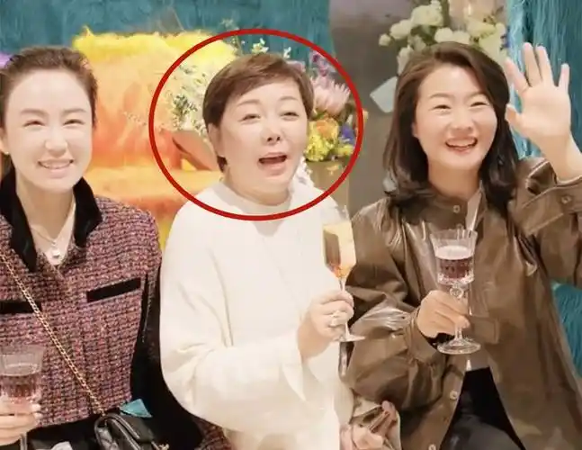 黄渤携爱妻参加隆重家宴基因强大全家一个样满墙茅台引关注