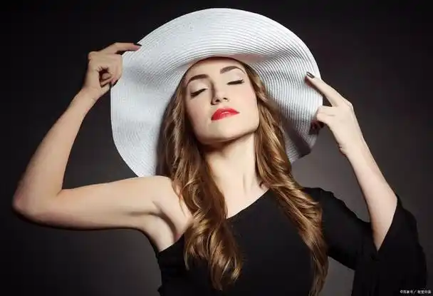 脸小的女生适合带什么帽子