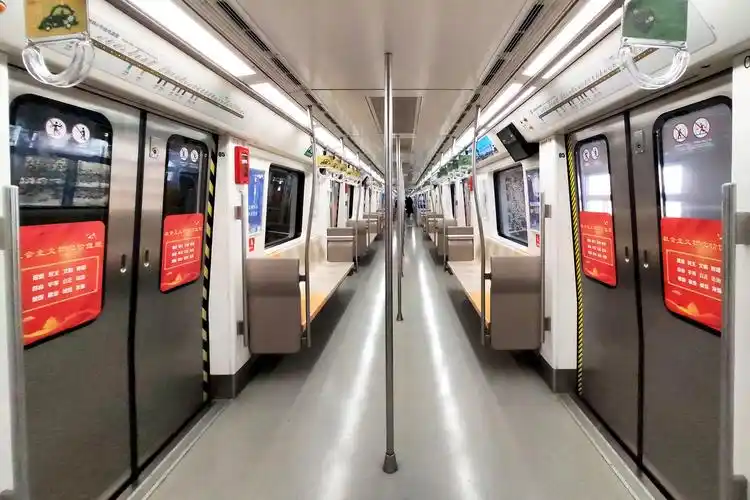 与地铁墙贴广告相比,地铁车门贴广告的费用是非常低的.