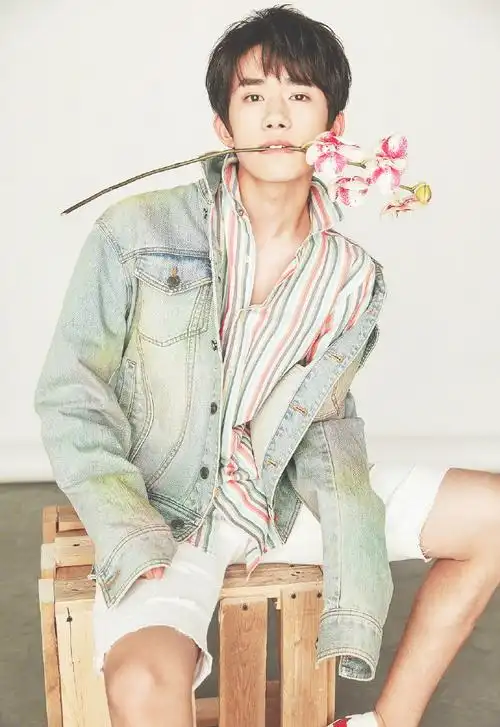 易烊千玺竟然纹身了,难道这是大佬新的潮流?