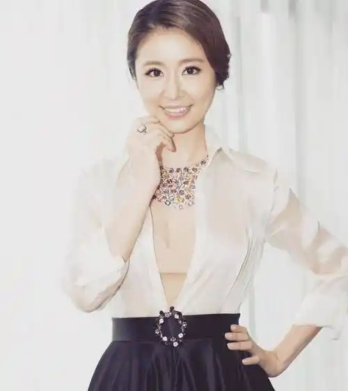 林心如终于出大招,穿白衬衫不系扣子配半身裙,肉色内搭似有似无_感觉