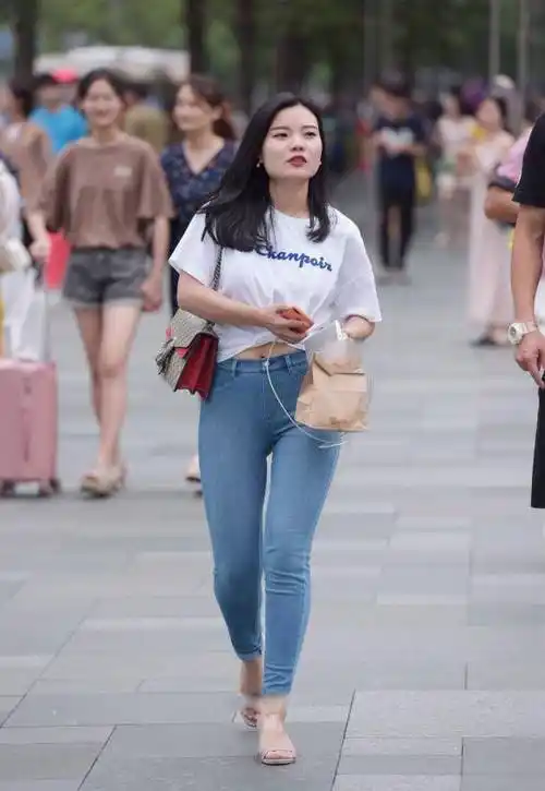 原创宽臀型女生偏爱牛仔裤搭配美的惬意又清新好看又自信