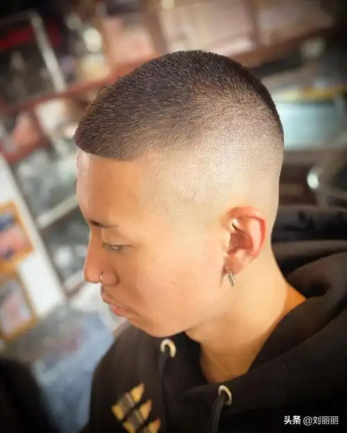 周边铲短露额发齐刘海,很多男士剪完都很帅