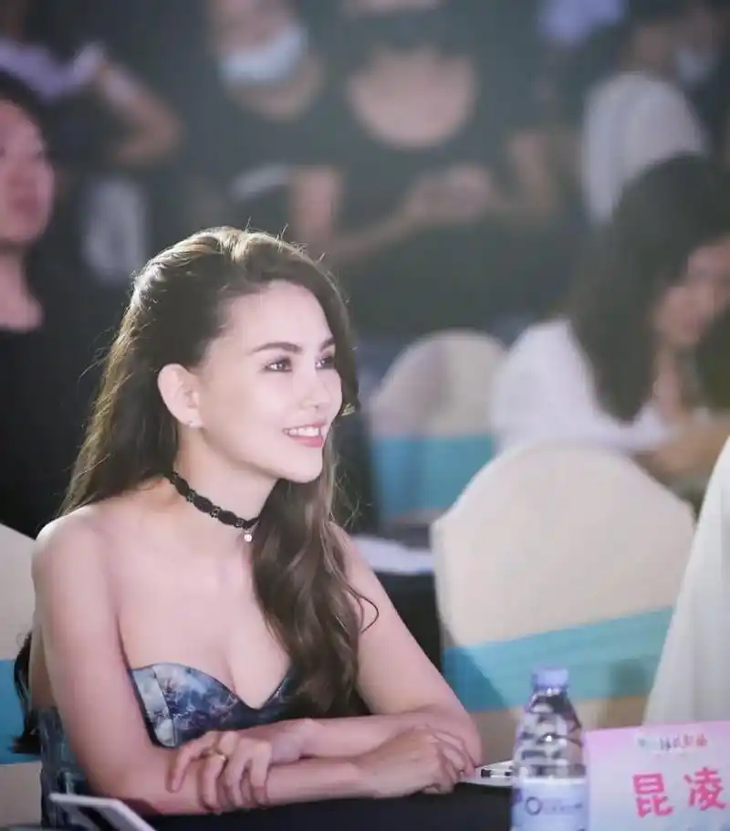 为#昆凌 封麦 只唱#昆凌爱 - 抖音