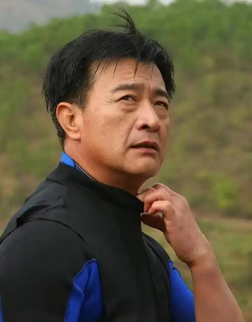 著名演员周里京:妻子遇害成一生之痛,二婚娶小10岁粉丝找回幸福_傅