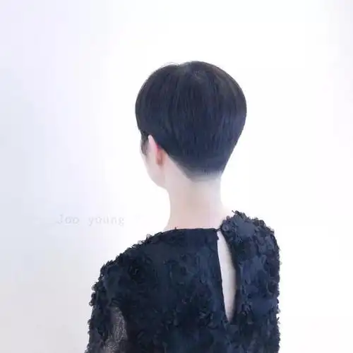 2019年轻女性短发流行"推推后脑勺",干净利索又时尚!