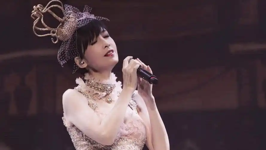 51岁周慧敏再开演唱会,身着仙裙似18岁清纯少女