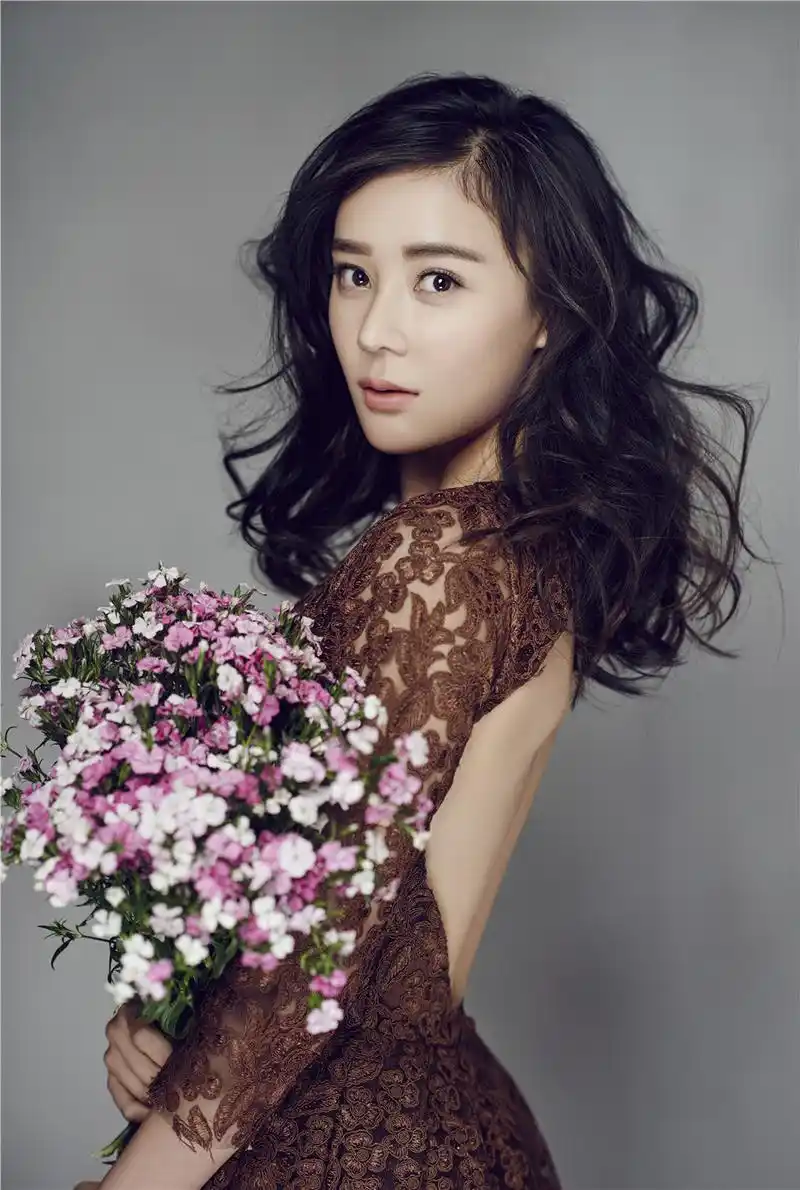 荧幕里,她专注演技,用作品发声;荧幕外,她引领潮流