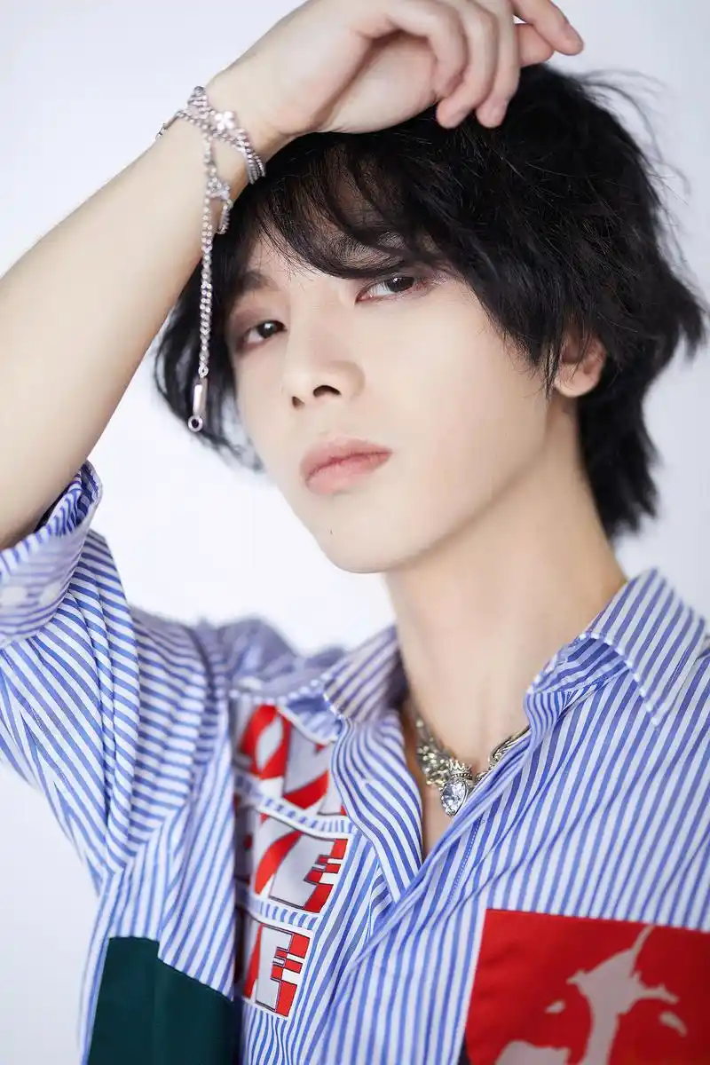 [华晨宇][新闻]190622 工作室更新昨日发布会高清美图 华晨宇完美演绎