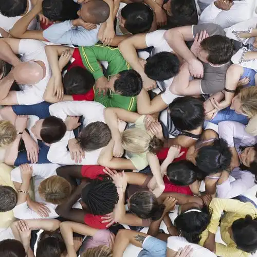 抱着双肩挤在一起的人们图片素材