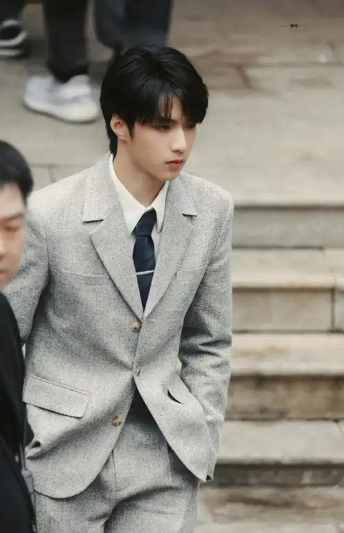 刘耀文萌探探探案灰色西装路透