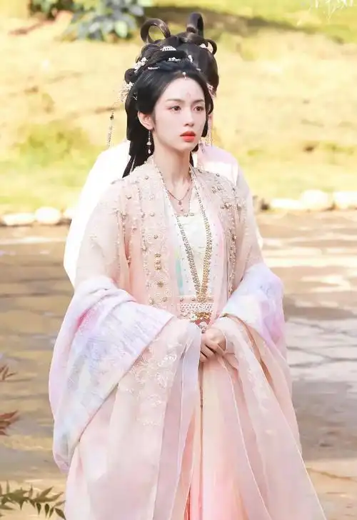 而红,还提名了金马最佳女配,又因双男主剧《山河令》中的顾湘一角出圈