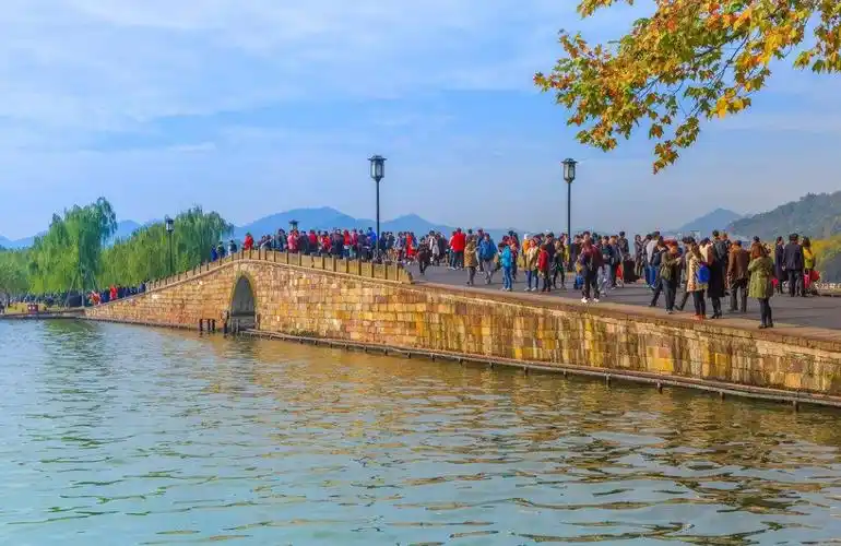 有去过杭州西湖旅游的,都会知道,在西湖景区内,有一座石桥名叫断桥