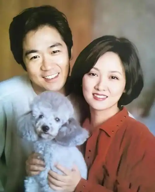 但因为张国立坚持离婚,罗秀春也只好答应了,但她提出了一个要求