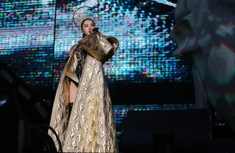 "巨型摩羯,红衣女王,蔡依林幻化妖艳魅惑的血