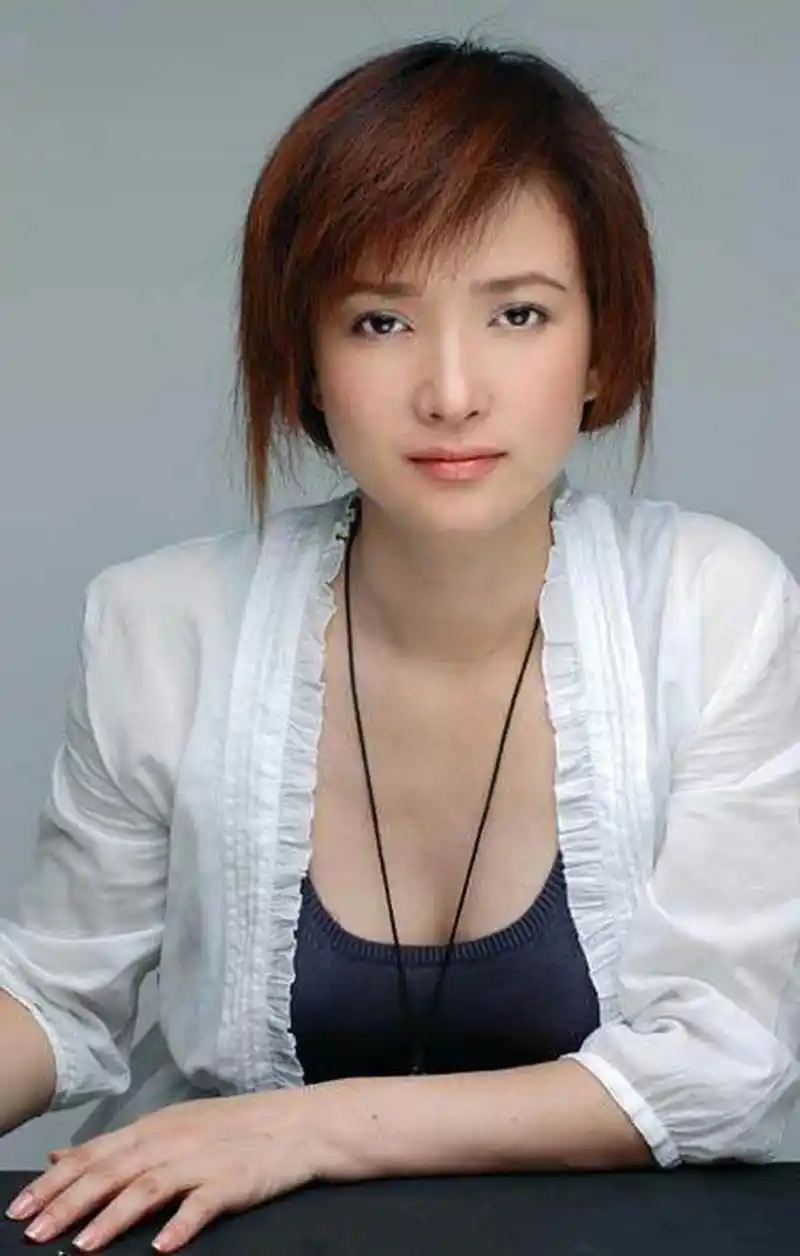 校花#何晴是唯一演遍四大名著的女演员,《水浒传》中演名妓李师师