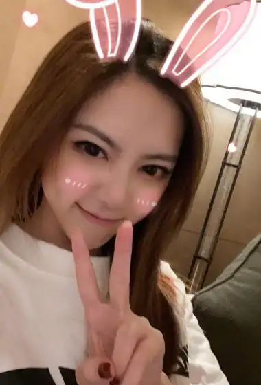 邓紫棋俏皮可爱自拍照图片1717