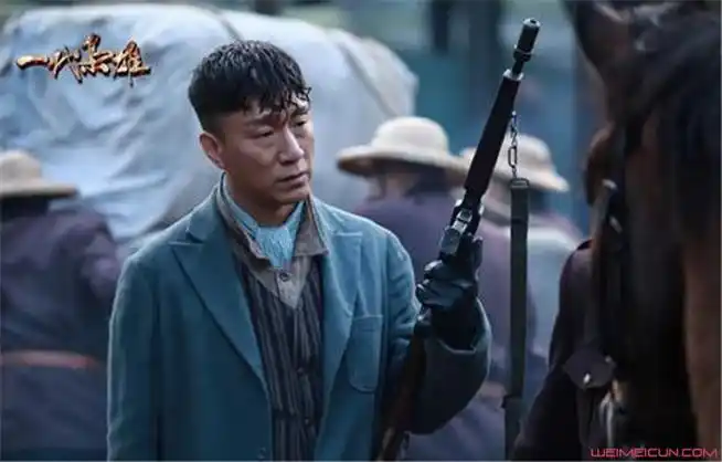 何辅堂剧照何辅堂在性格上,可以说是一个灵活应变的人,但是本人也是刚